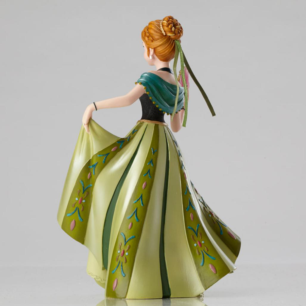 グリーンのドレスのアナ王女を斜め後ろから写した画像です。
ヘアアクセサリーのリボンは本物のリボンを使用しています。
細部まで大変美しい作品です。